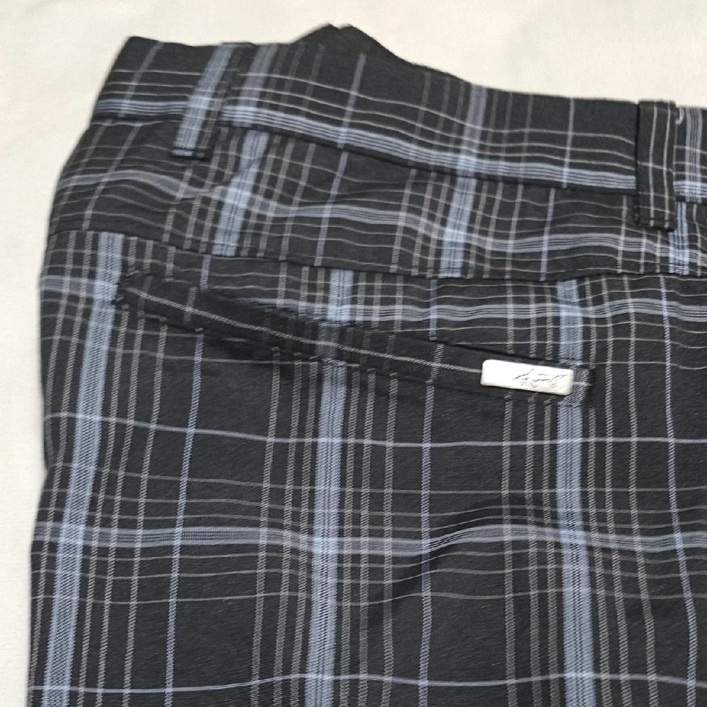 SHARK GREG NORMAN‎ Black Plaid Shorts. SIZE 38.